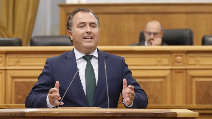 David Moreno en las Cortes de Castilla-La Mancha el 1 de octubre de 2026. Al fondo, Pablo Bellido.