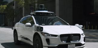 Pronto te vas a cruzar por Madrid con los coches sin conductor de Google Uno de los vehículos utilizados por Waymo para las pruebas de circulación sin conductor.