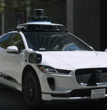 Pronto te vas a cruzar por Madrid con los coches sin conductor de Google Uno de los vehículos utilizados por Waymo para las pruebas de circulación sin conductor.