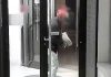 El detenido, preparado para el primer golpe de adoquín contra la puerta del banco en la madrugada del pasado domingo, en Cifuentes. (Foto: La Crónic@ / Guardia Civil)