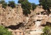 En estos paredones de caliza próximo a Anguita se encuentran las conocidas como Cuevas del Cid.
