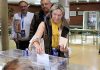 Ana Guarinos, en el momento de depositar su voto este 28 de mayo de 2023.