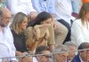 Victoria Federica se tapa por un momento durante la faena de Roca Rey a su primero. (Foto: La Crónic@)